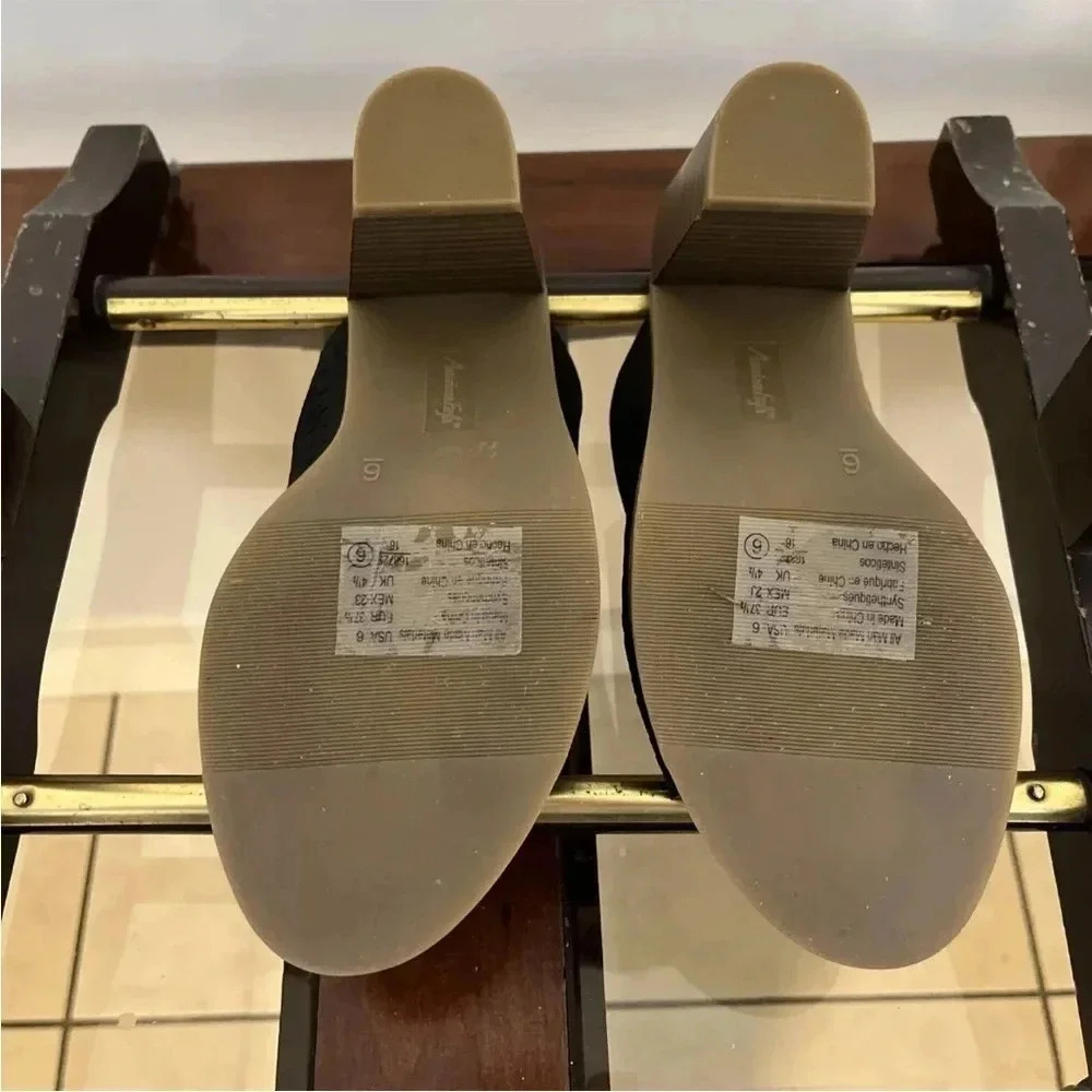 American Eagle women’s size 6 black open toe  Black suede sandals - Picture 3 of 3